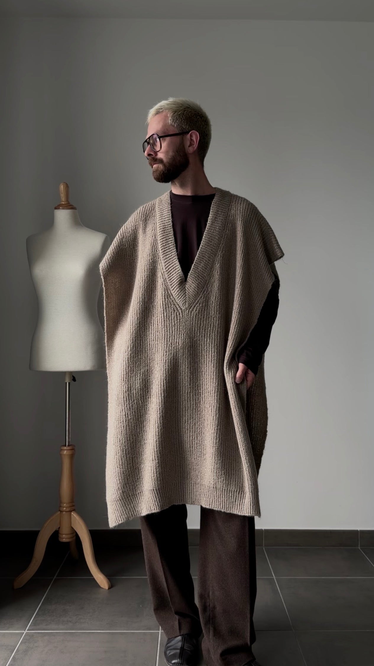 Knitted oversized v-neck vest